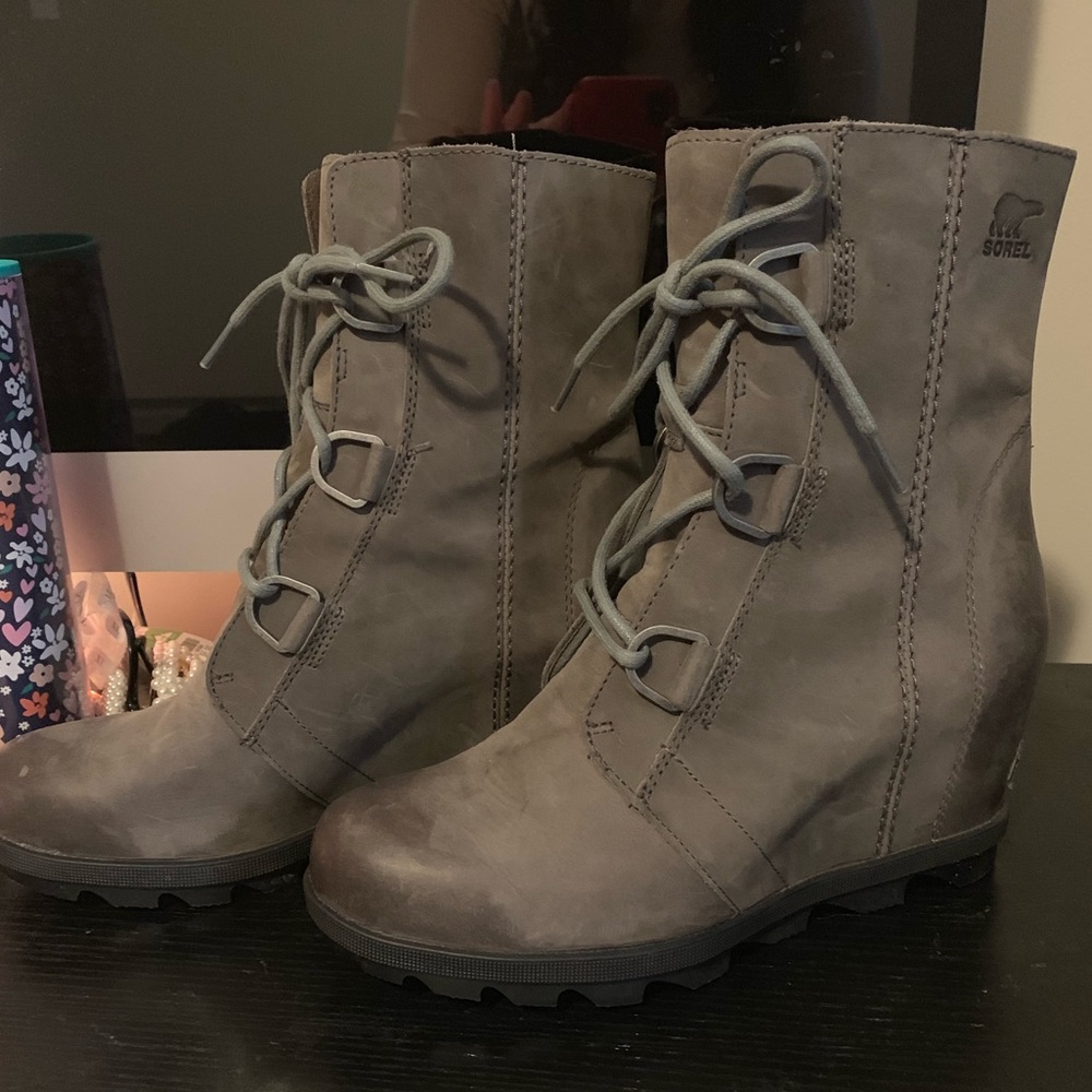 Sorel boots size 9. Like new, only worn 2 times!
